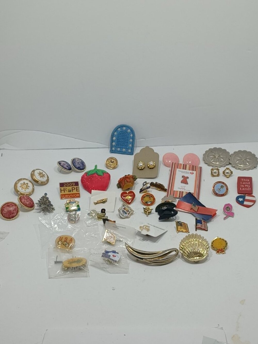 Lot of Vintage Brooches and Pins Fashion Jewelry And Patches CD
